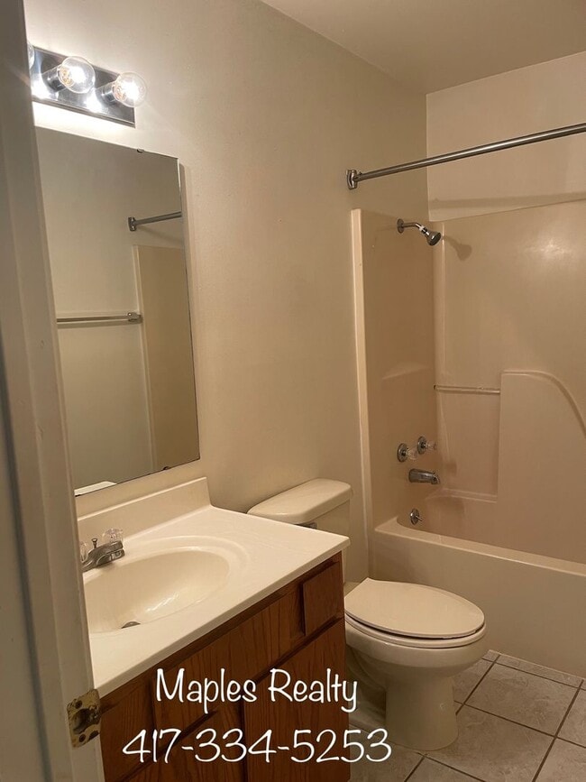 Building Photo - 2 bedroom / 1 bathroom apartment