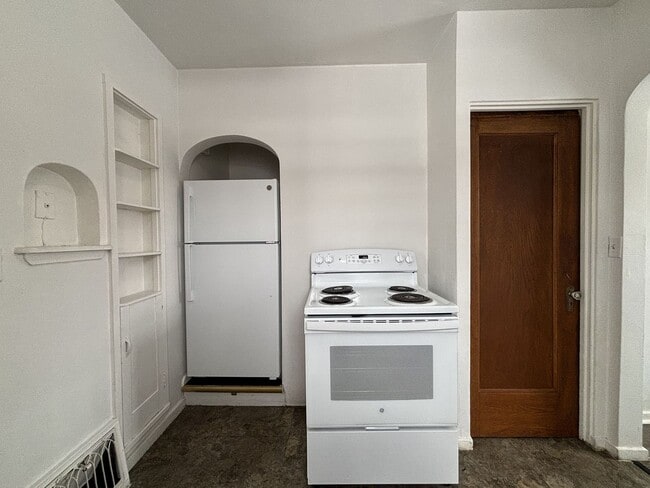 Building Photo - 2 Bedroom House for Rent