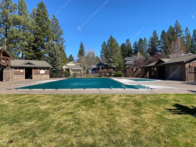 Building Photo - Charming and unique 2 BR in an upscale west Bend neighborhood