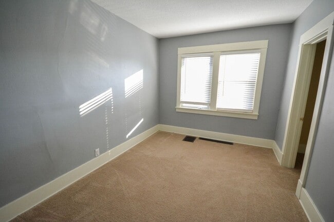 Building Photo - Lovely home in the heart of Kutzky Park!