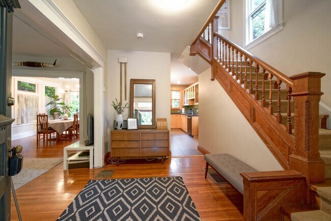 Building Photo - R0441