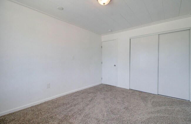 Building Photo - 5657 N 39th Ave