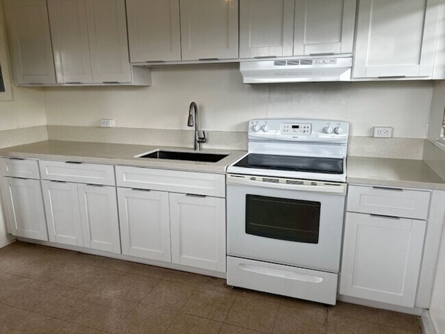 Building Photo - Partly Furnished 2 bedroom 1 bath Single Family Home