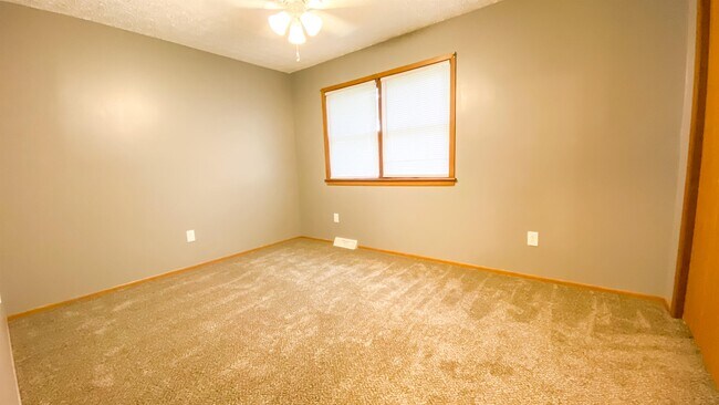 Building Photo - 303 Country Villa Ln