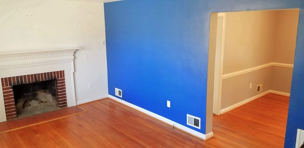 Living Room - 1921 Wilmington Ave