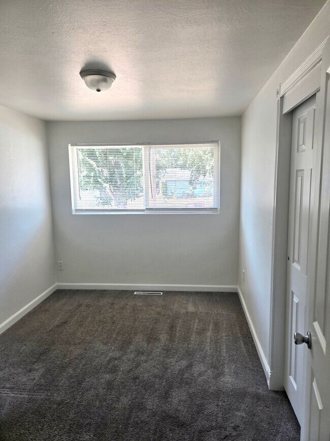 Building Photo - 3613 Grandview Dr W