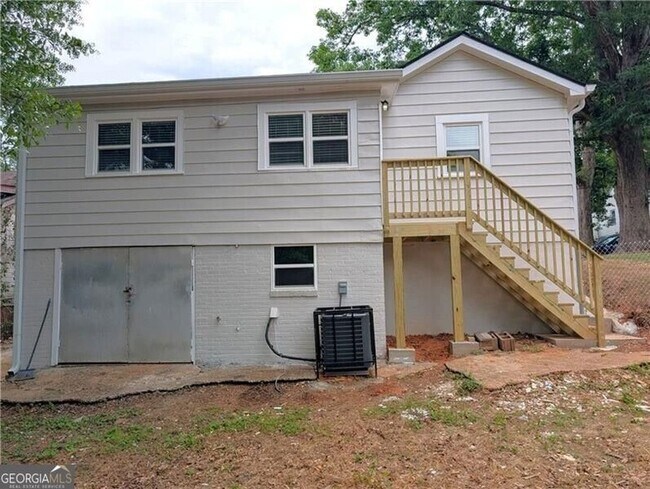 Building Photo - 1377 Pine Ave