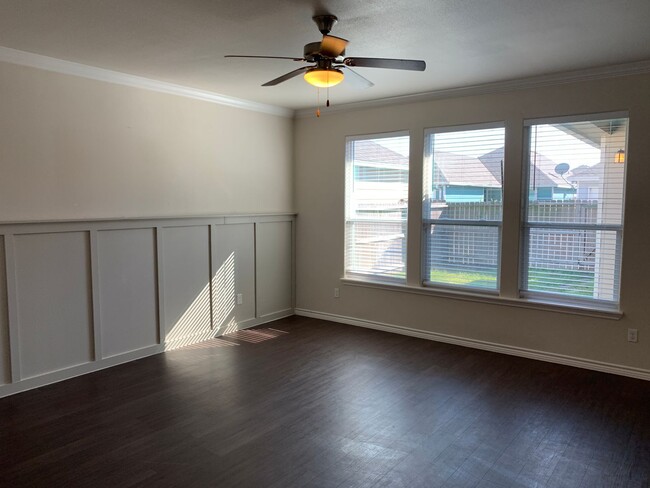 Building Photo - "Holiday Special: Reduced Rent on Your New...