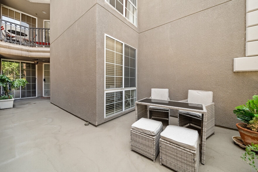 Building Photo - 585 N Rossmore Ave