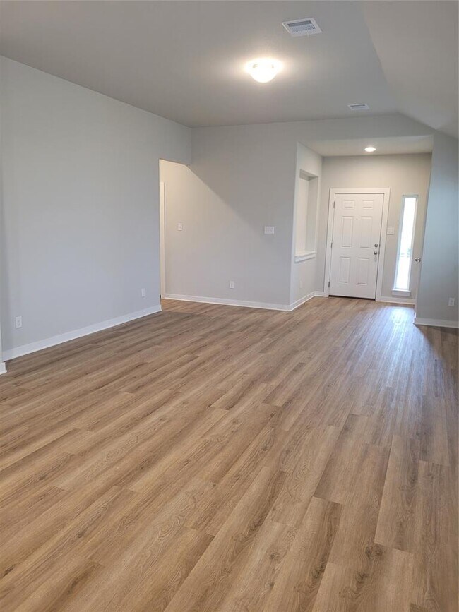 Building Photo - 121 Tall Grass Dr