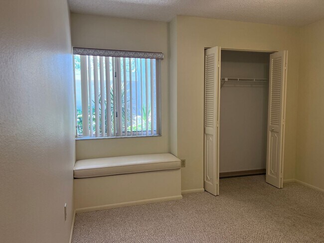 Building Photo - New Listing!