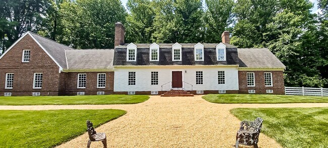 Building Photo - Oversized 4 Bedroom 3.5 Bathroom Home Situ...
