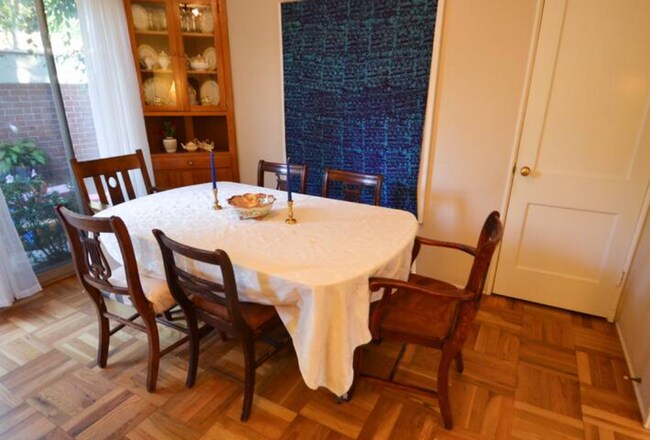 Dining room - 5394 Village Grn