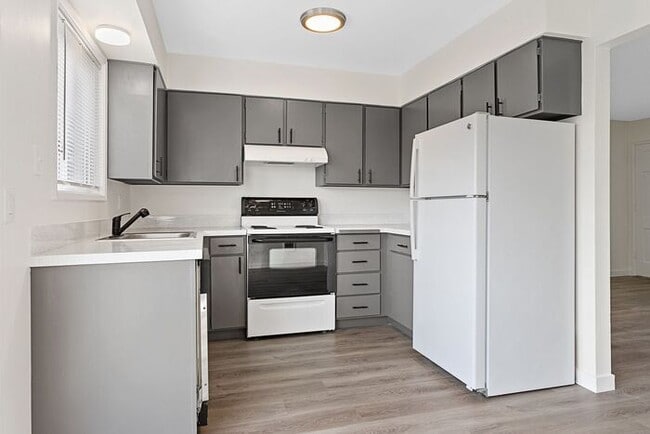Building Photo - Remodeled 2 bedroom across from Providence...