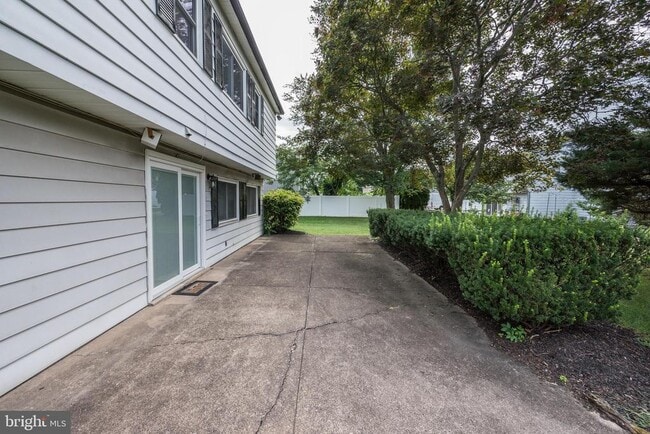 Building Photo - 1717 Country Club Dr