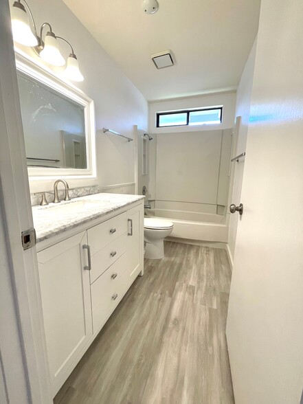 Building Photo - 2142 Rhodora St