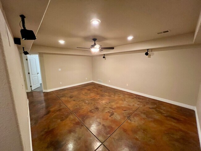 Building Photo - 5807 Zinfandel St