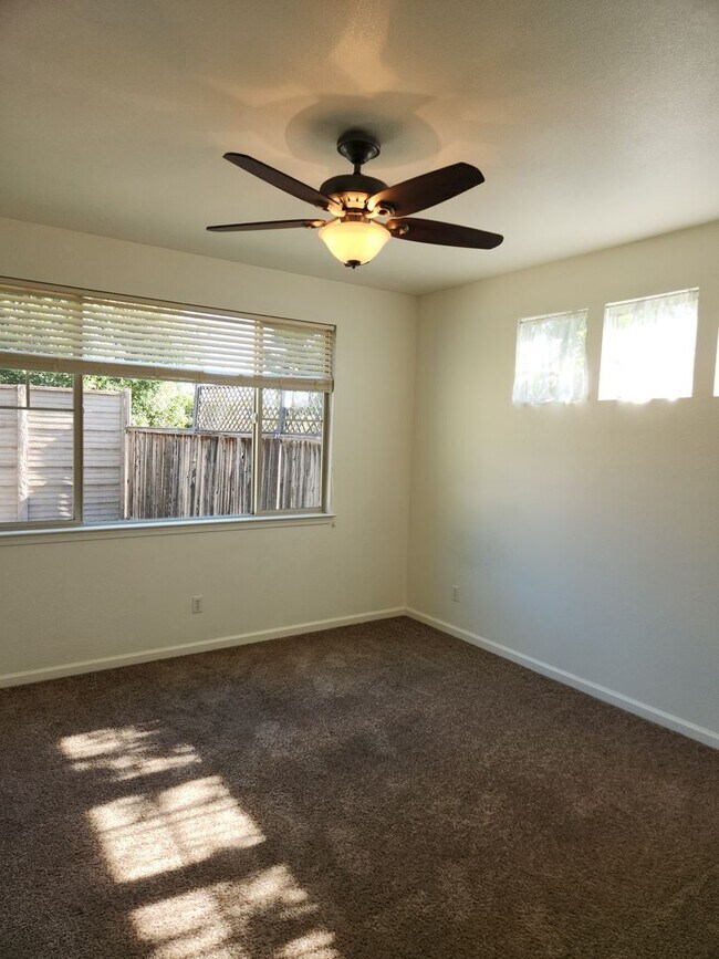 Building Photo - Lovely 3 bedrooms, 2 bathrooms located in ...