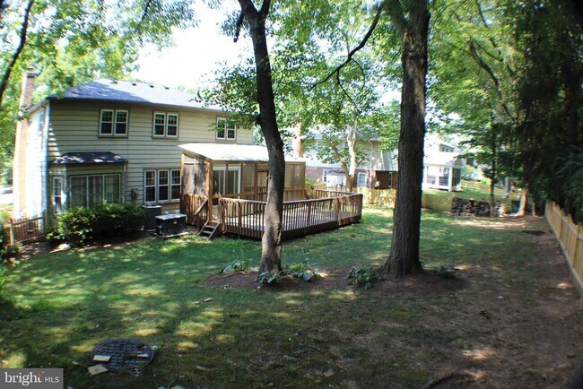 Building Photo - 2223 Abbotsford Dr
