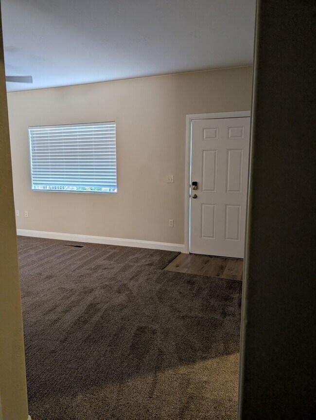 Building Photo - Super clean and upgraded 2 bed condo in Washington