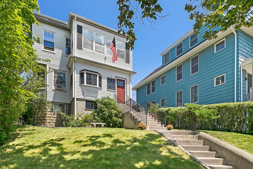 Building Photo - 725 Fellsway