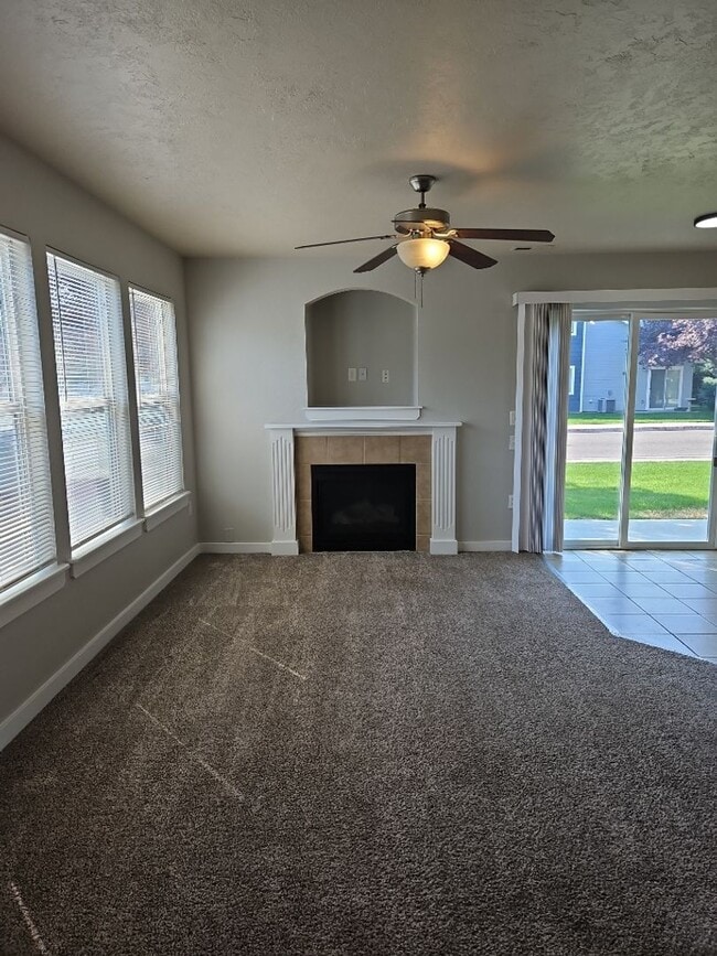 Building Photo - Fabulous Location!  3 bedroom, 2 bathroom ...