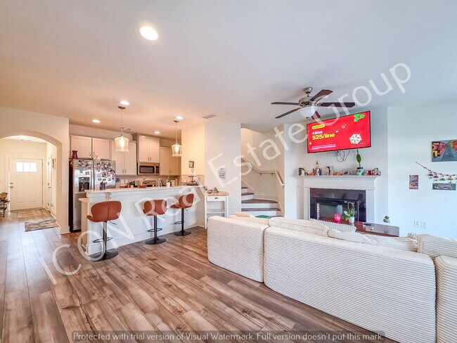 Building Photo - Spacious 3/2.5 Townhome