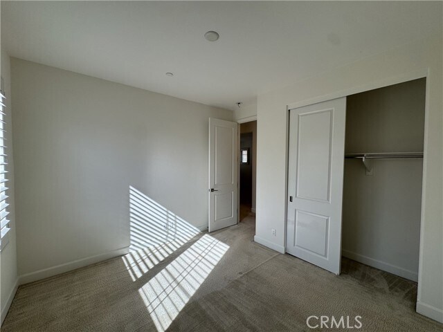 Building Photo - 66 Diamond Flats