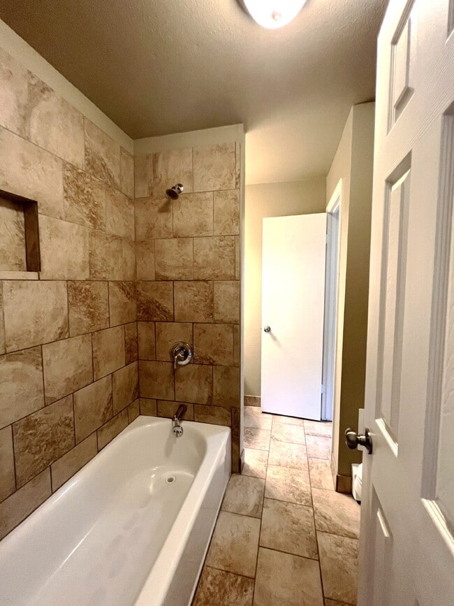 Building Photo - 2BR Condo - Utilities included