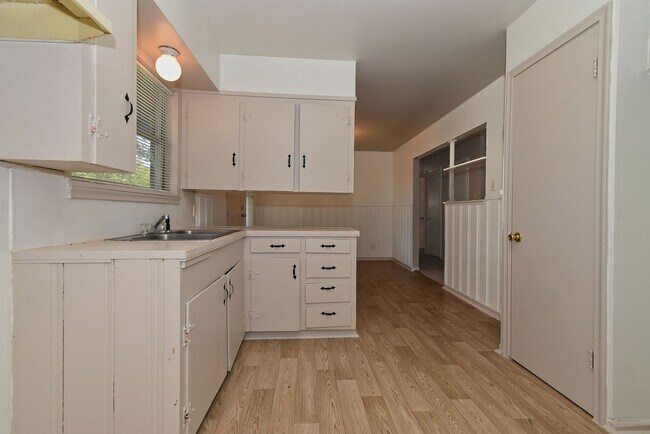 Building Photo - 1304 Skyline Dr