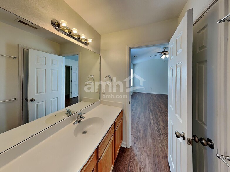 Building Photo - 10615 Spring Rain Ct