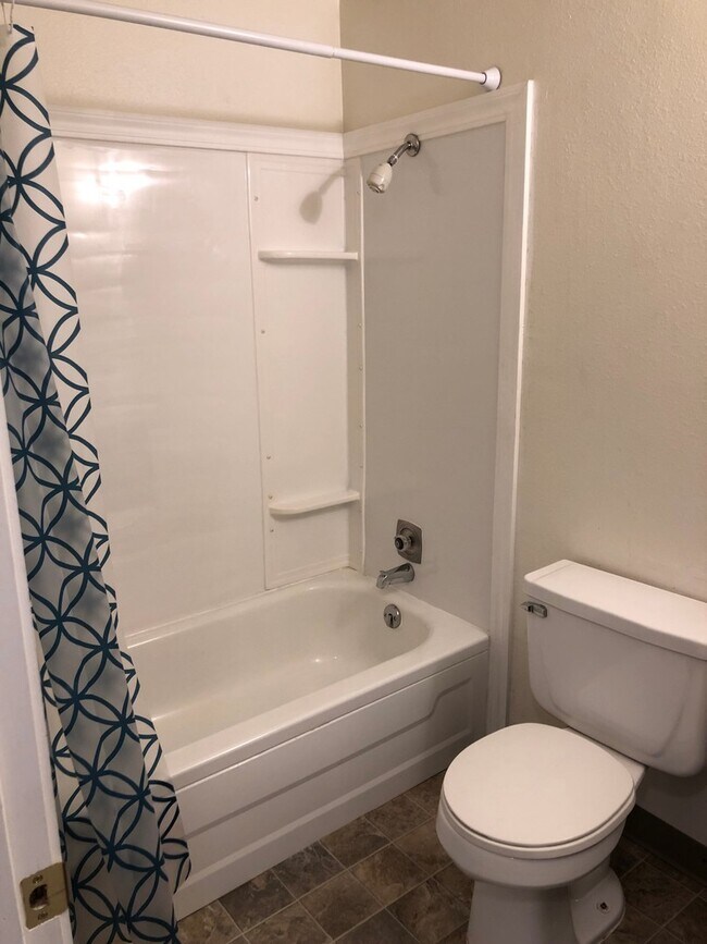 Building Photo - Convenient Location and Comfortable Living