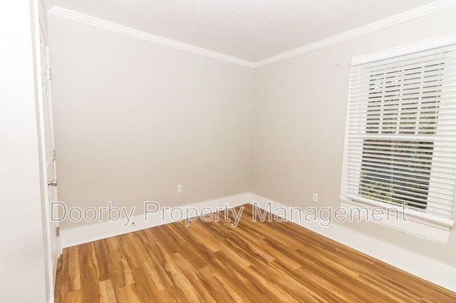 Building Photo - 209 W Peak St