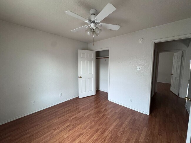 Building Photo - 4 bedroom, 2 bath