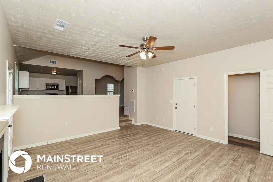 Building Photo - 2722 S Hills