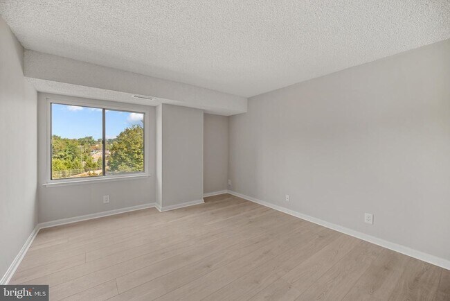 Building Photo - 3800 Powell Ln
