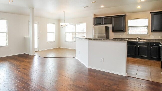 Building Photo - 1014 Lake Grove Dr