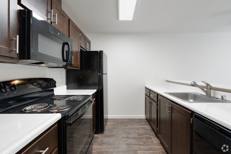 1BR, 1BA - 759SF - Kitchen - Renaissance at 29th