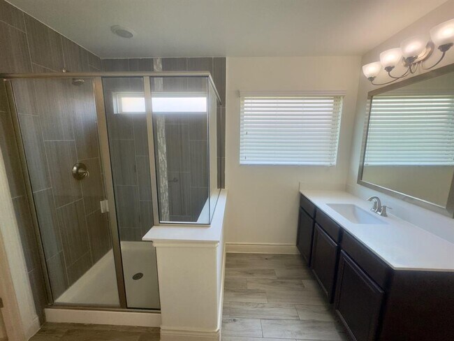 Building Photo - 150 Summer Pointe