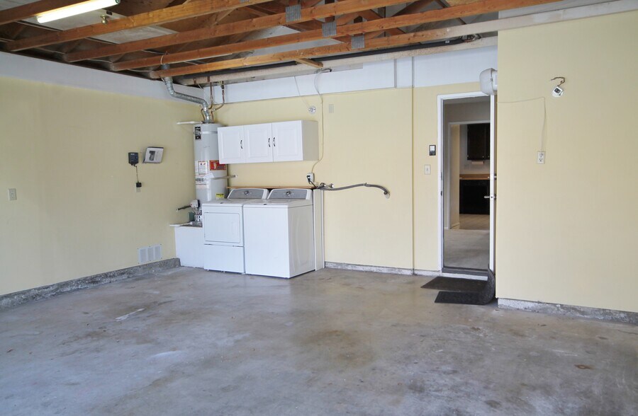 Building Photo - 15916 Rosehaven Ln