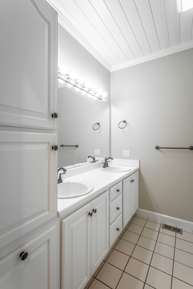 Building Photo - 8517 Horseshoe Bend Ln