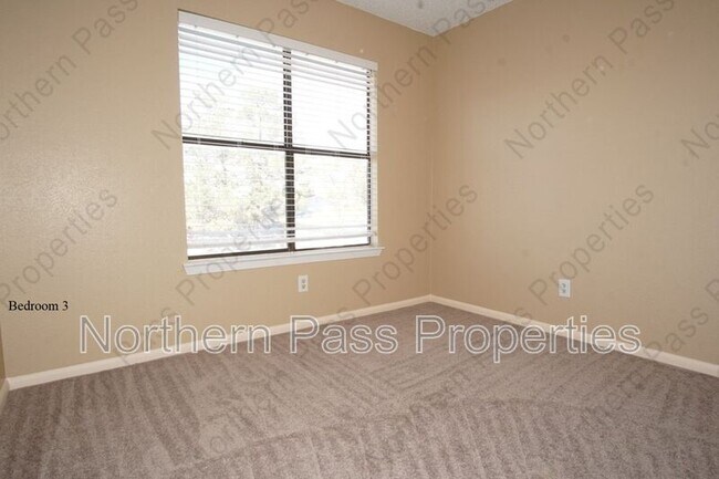 Building Photo - 637 Woodcrest Ln