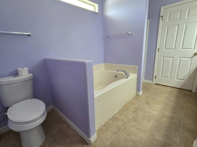Building Photo - 556 Koala Dr