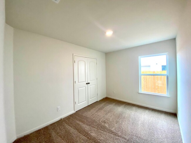 Building Photo - 4 bedroom, 2 bath home in the Preserves of...