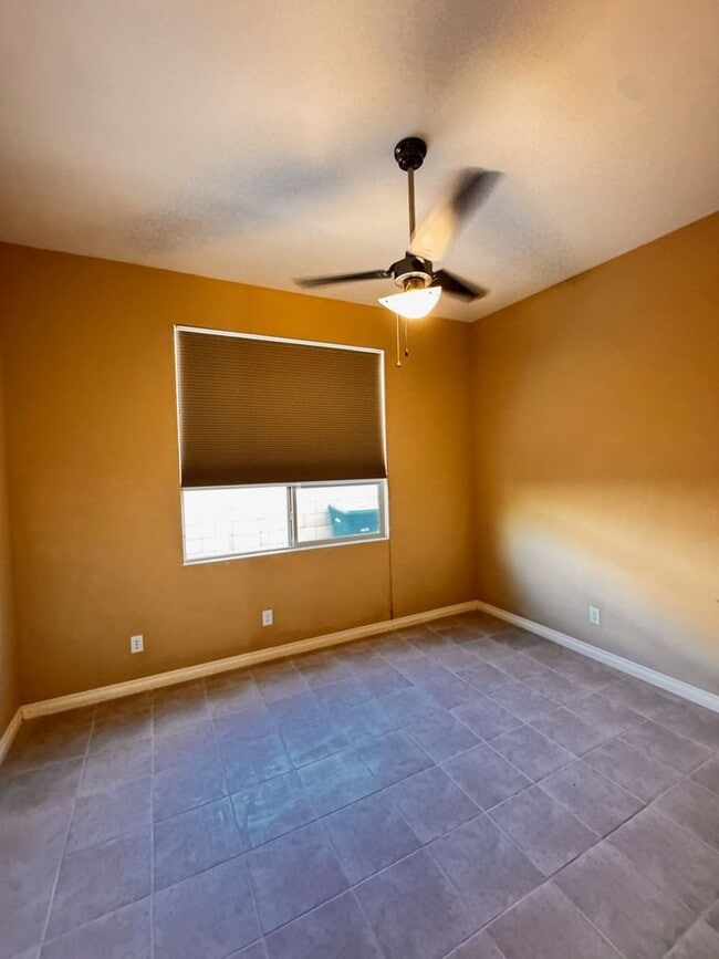 Building Photo - 4 Bedroom + den energy efficient Hamilton High