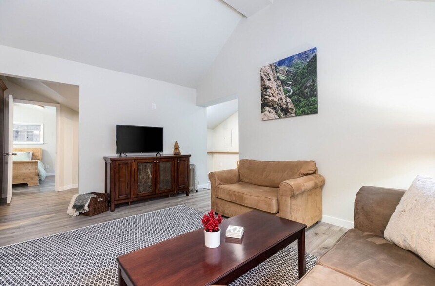 Building Photo - 6820 S Maxfield Dr