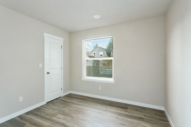 Building Photo - 927 S Cushman Ave