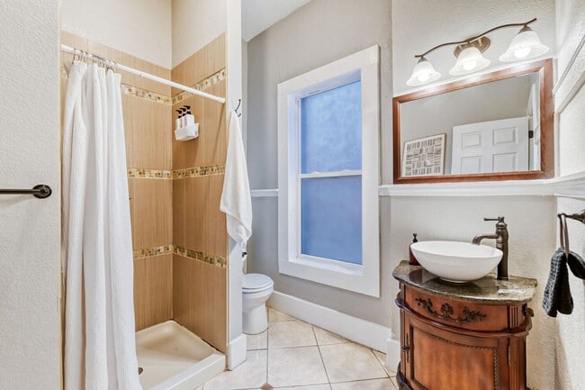 Building Photo - Updated Historic 5BR Near Downtown Denver & Light Rail! June Move-in Special!