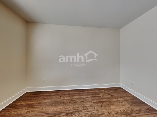 Building Photo - 1009 Theodore Rd