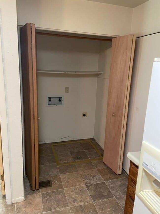 Building Photo - SUNDOWNER 2BD TOWNHOME w/ 1.5 CAR GARAGE - Security Deposit Waiver Available